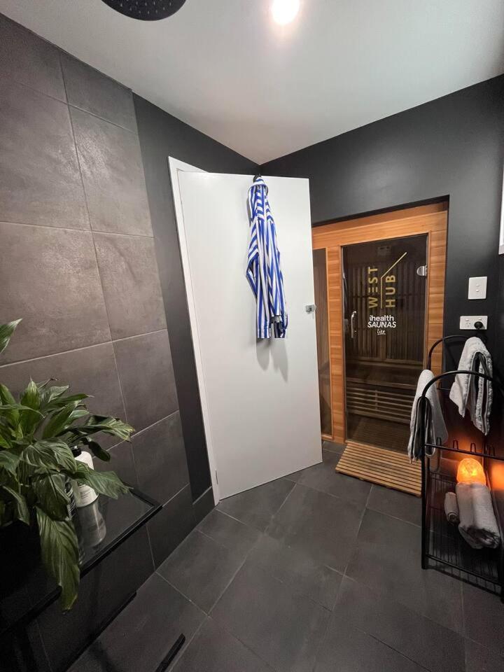 Holiday home West Hub. Private Infrared Sauna Near & Much More! New Purpose Built Loft Style! Brisbane