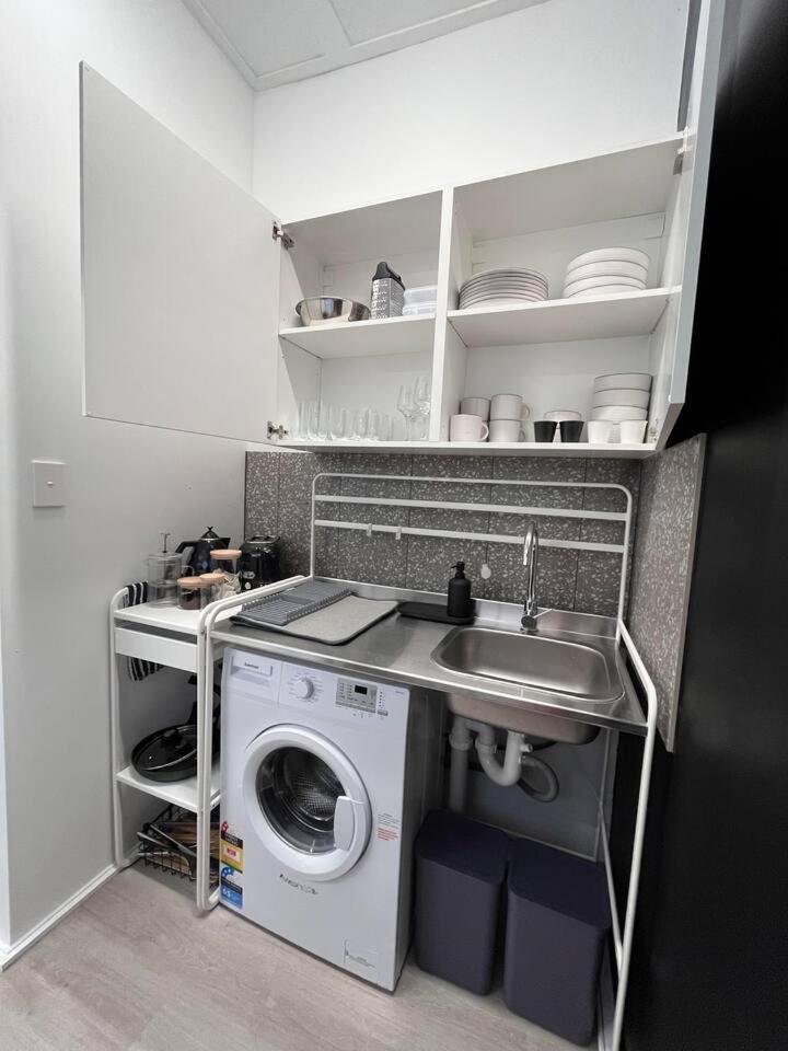 West Hub. Private Infrared Sauna Near & Much More! New Purpose Built Loft Style! Holiday home