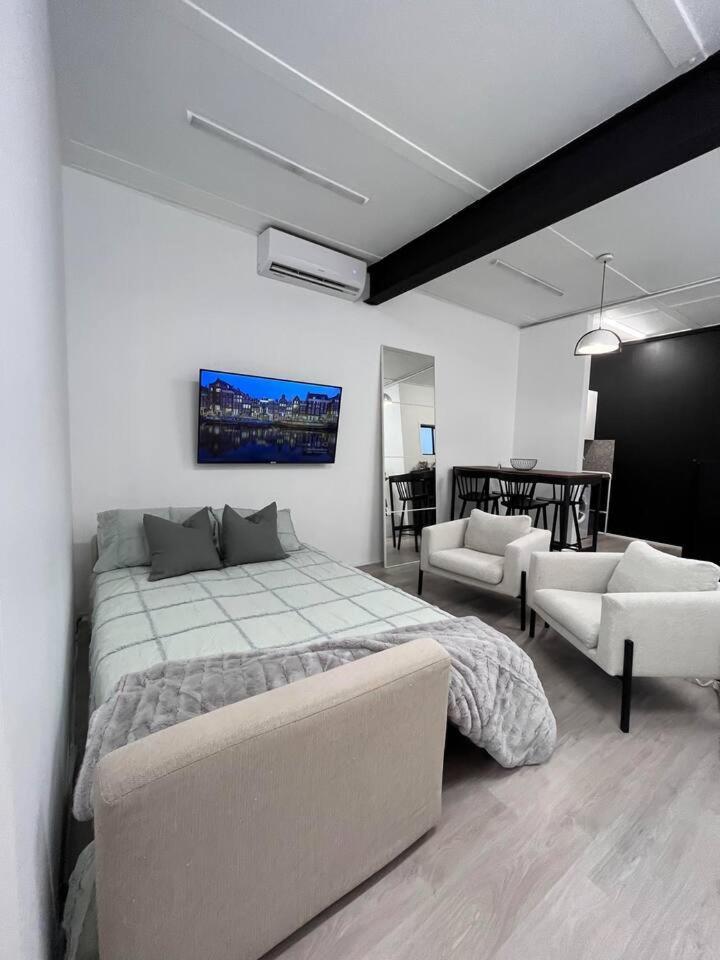 West Hub. Private Infrared Sauna Near & Much More! New Purpose Built Loft Style! Holiday home *