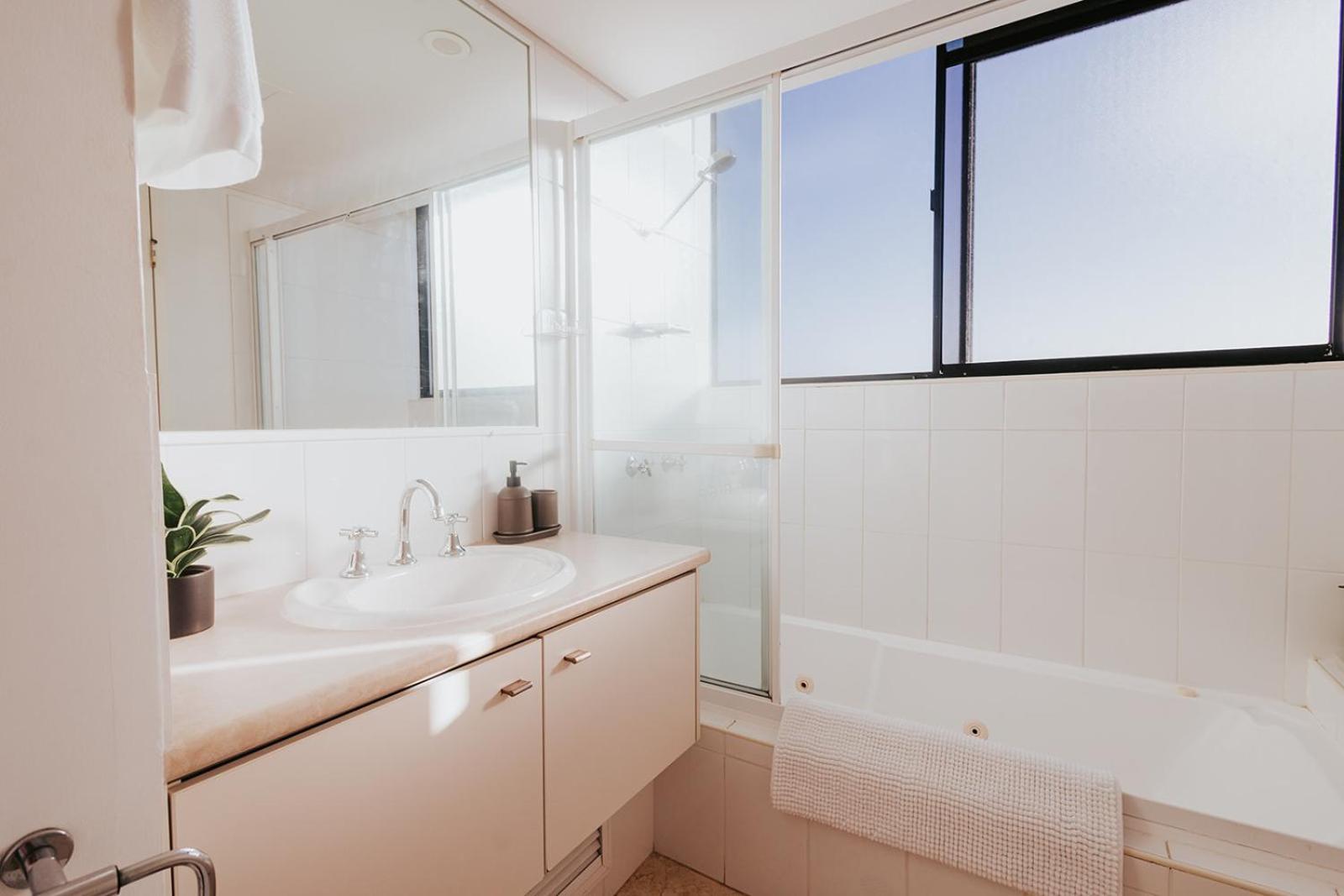 Riverview Cbd Level 22 Apartment
