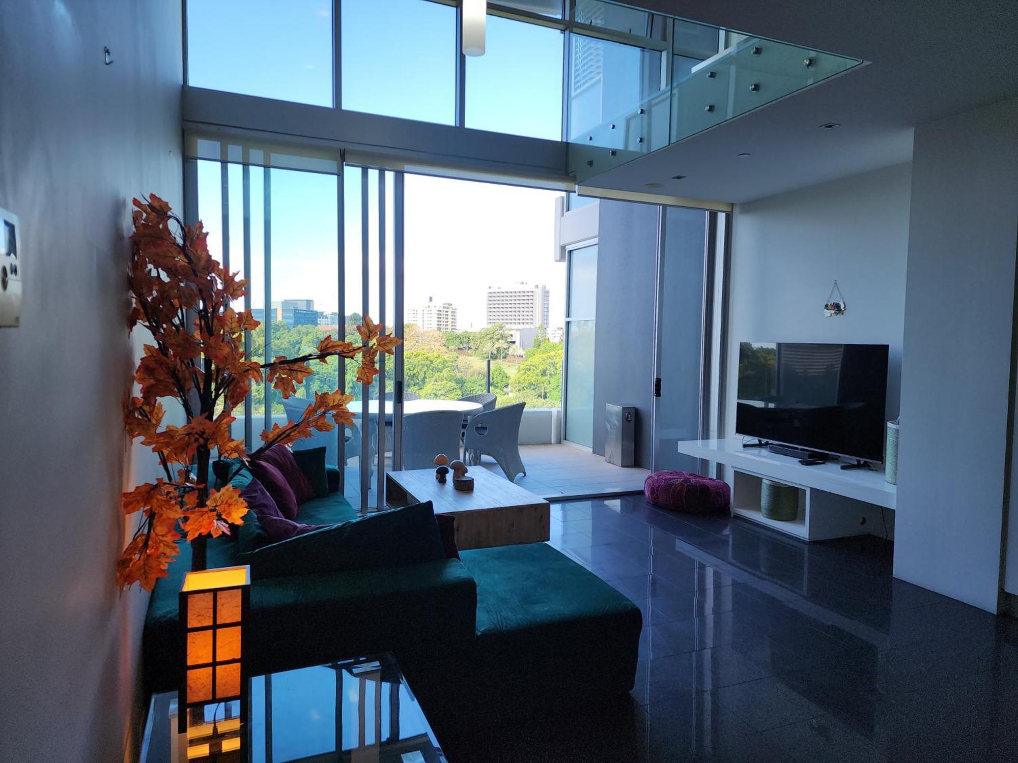 Spacious 1 Bedroom Mezzanine With Large Bath Views 2 Free Parking Spots Brisbane