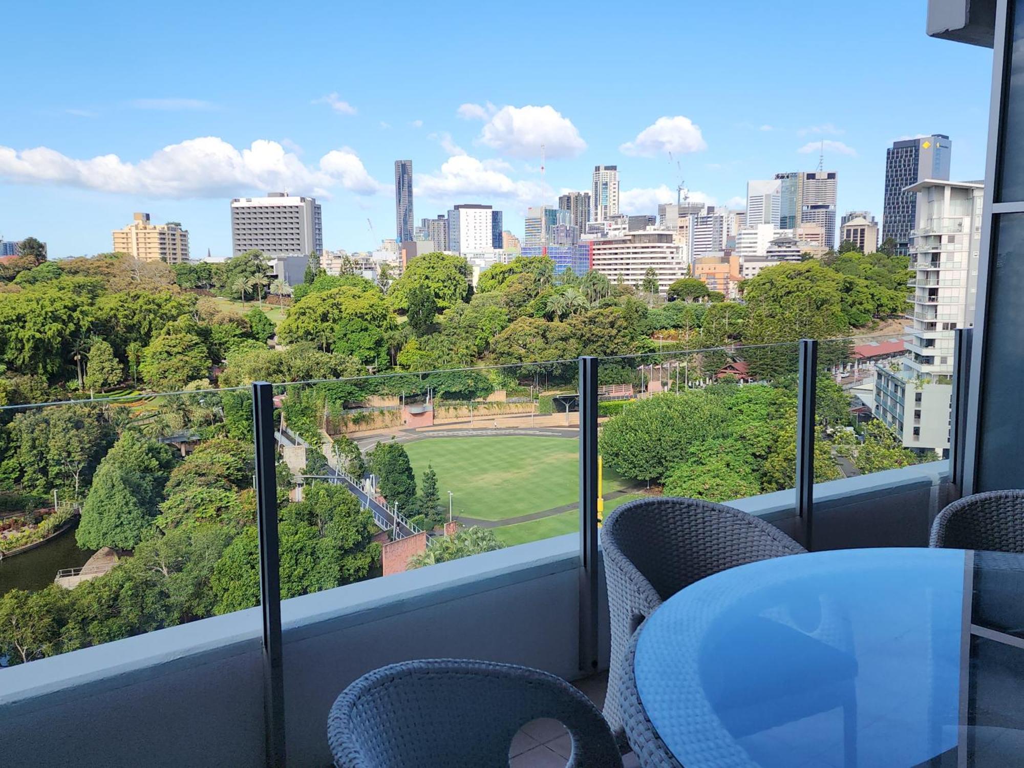 Spacious 1 Bedroom Mezzanine With Large Bath Views 2 Free Parking Spots * Brisbane