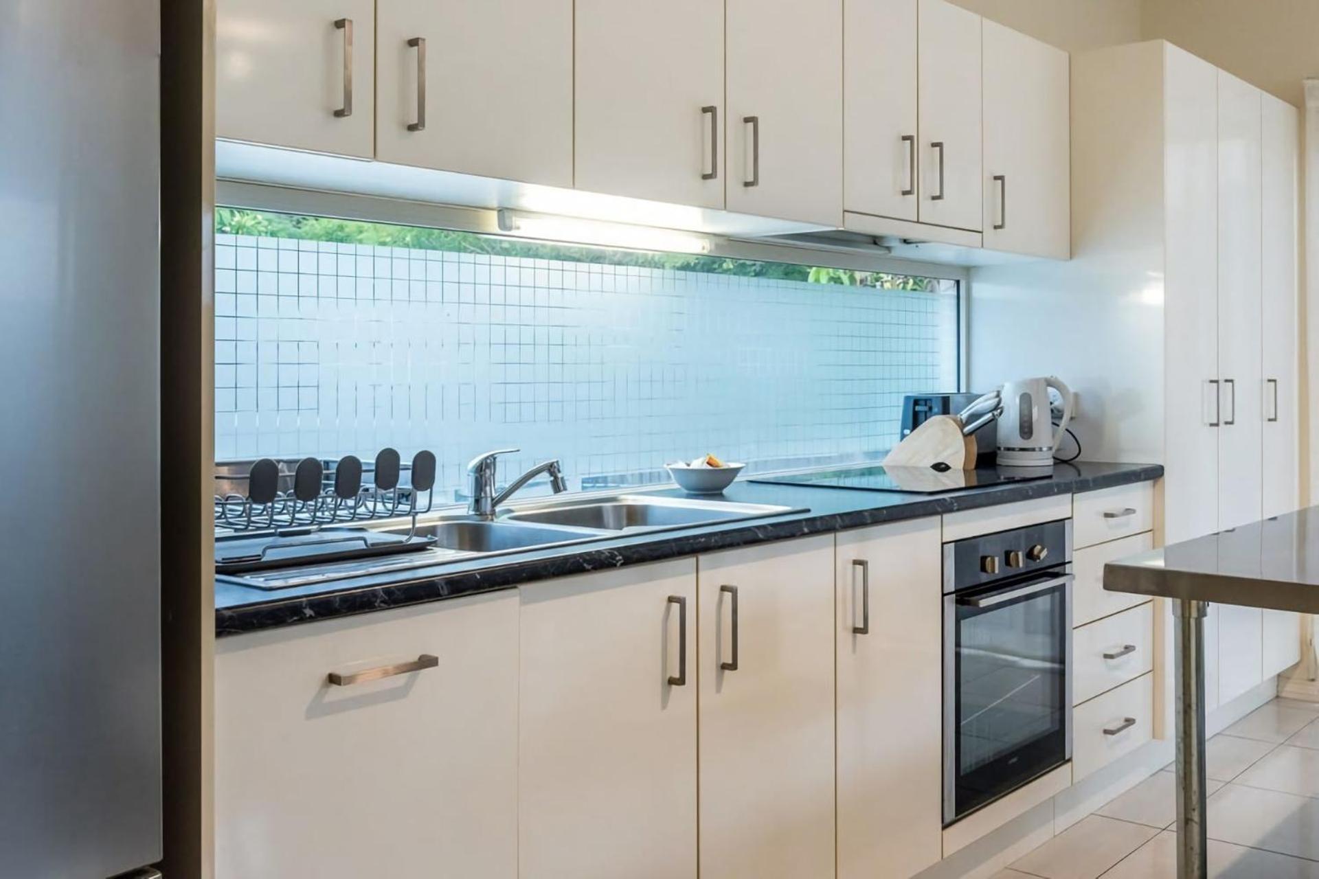 Modern Floor 2br With Private Deck Apartment *