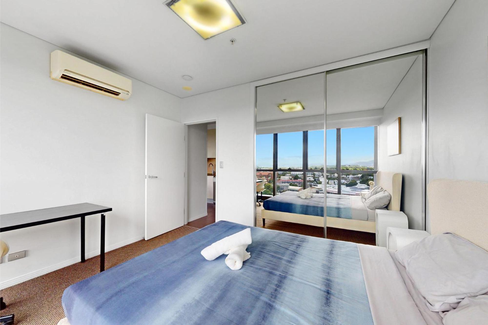 Apartment Prime Location View Meriton Soleil Brisbane