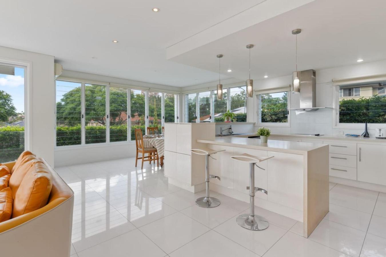 5beds Luxu With Pool And Ac Conveniently Located * Brisbane