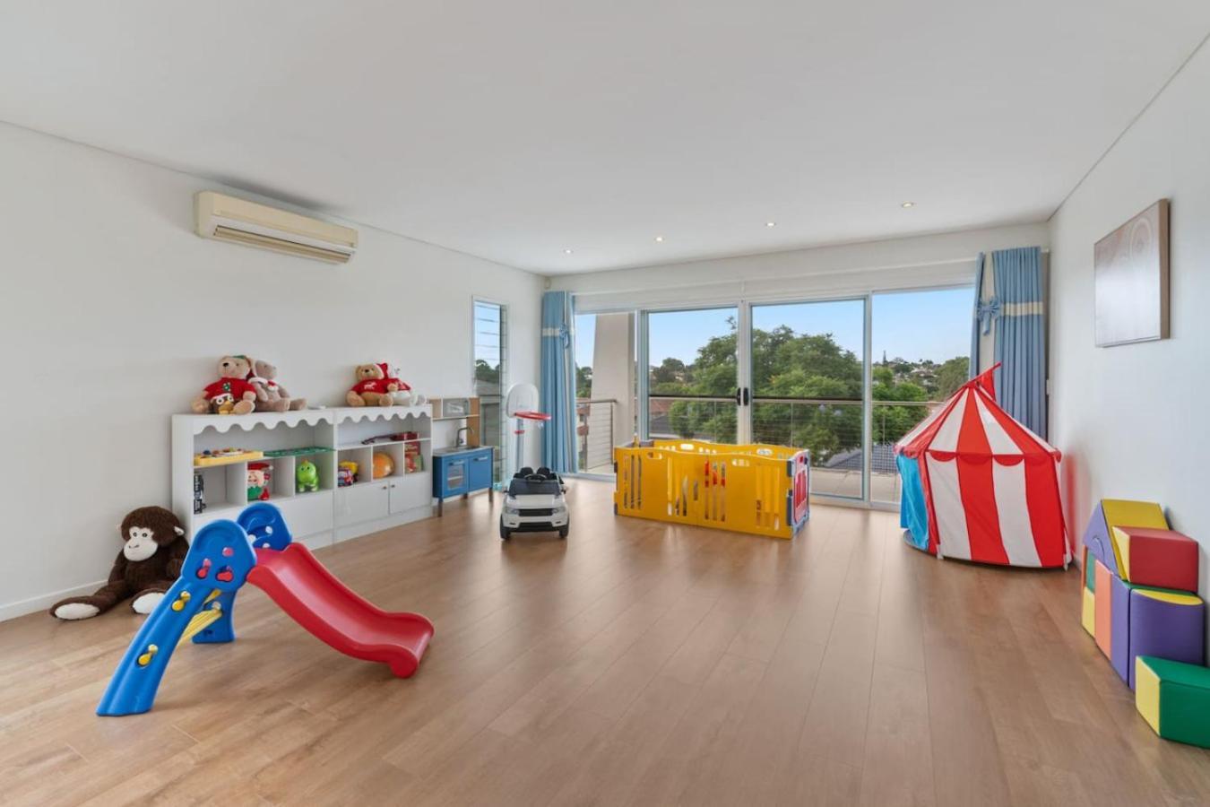 5beds Luxu With Pool And Ac Conveniently Located Brisbane