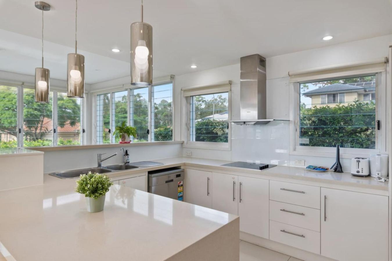 5beds Luxu With Pool And Ac Conveniently Located * Brisbane
