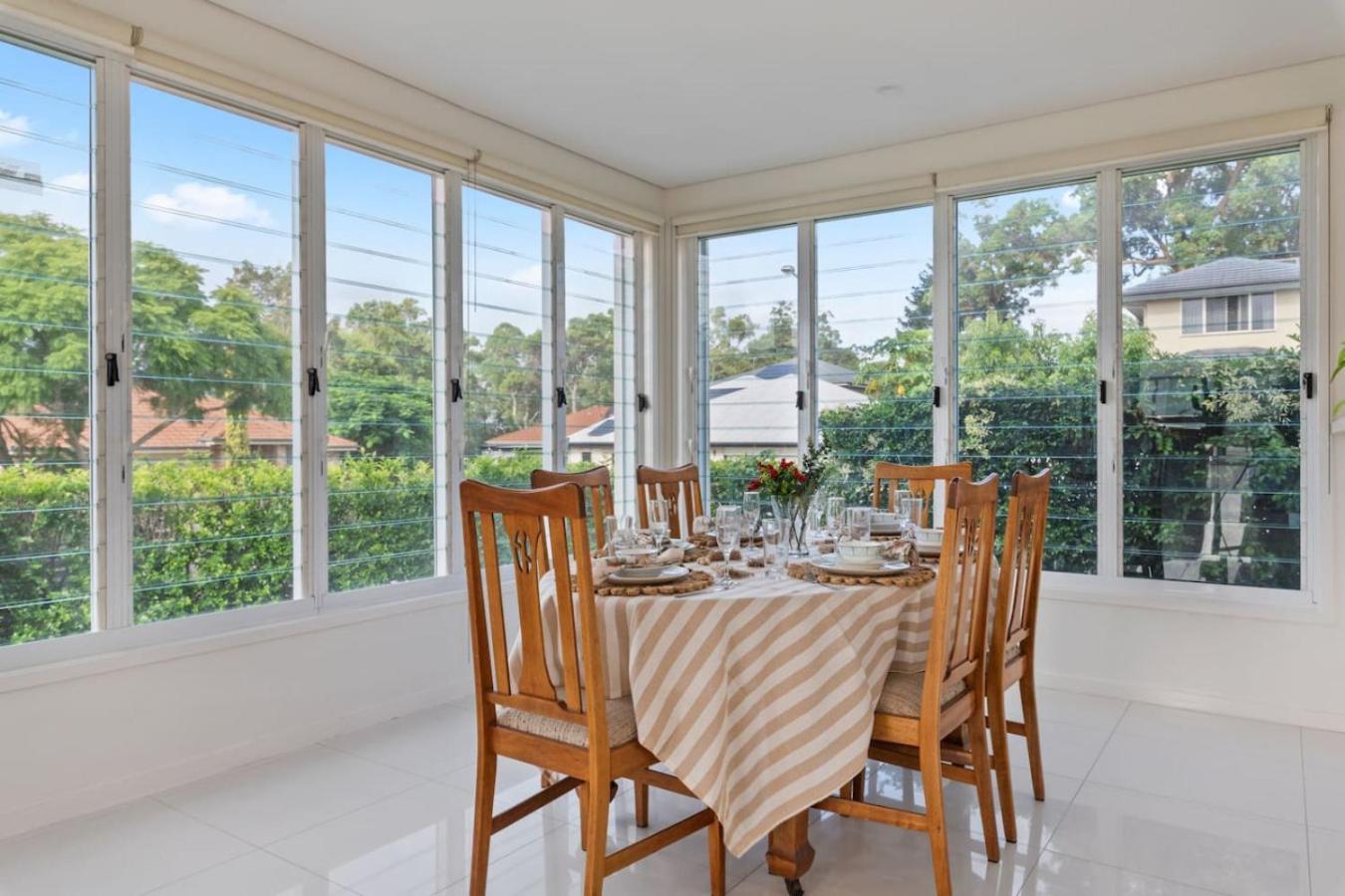 5beds Luxu With Pool And Ac Conveniently Located Holiday home Brisbane