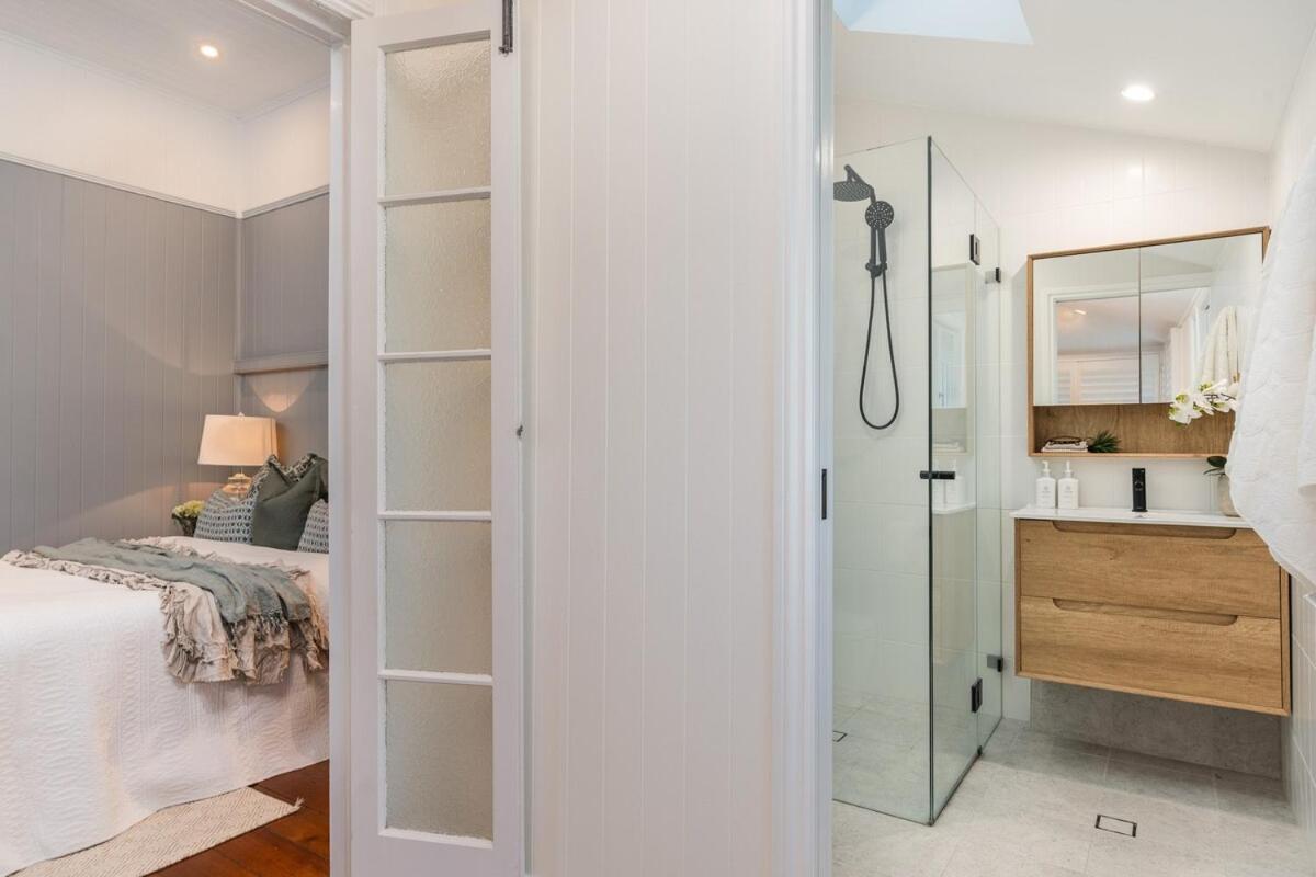Luxury Queenslander Awaits! Sleeps 8, 3 Car Parks Brisbane