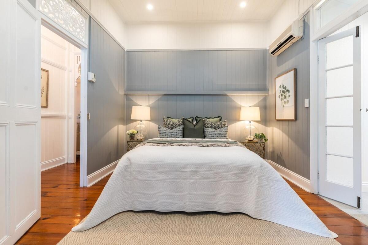 Luxury Queenslander Awaits! Sleeps 8, 3 Car Parks Brisbane