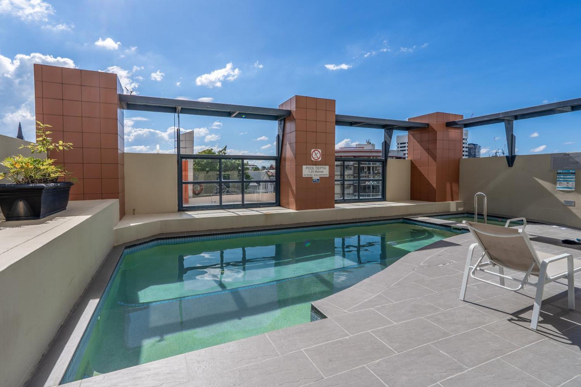 Apartment 1bed 1bath With Story Bridge And River Views, Parking, And Private Balcony Brisbane