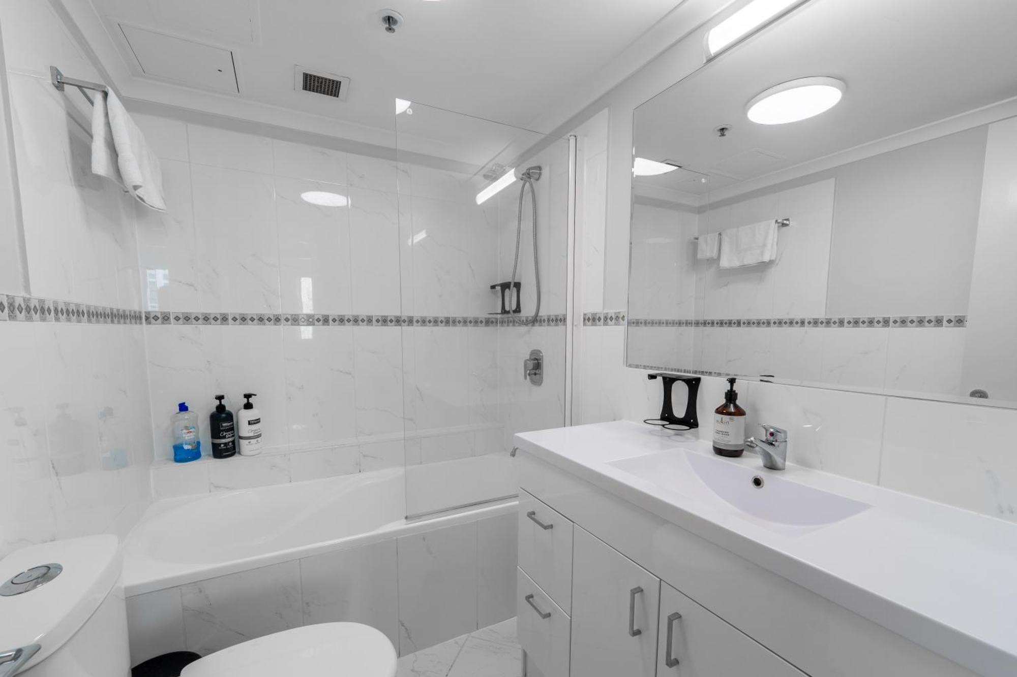 1bed 1bath With Story Bridge And River Views, Parking, And Private Balcony Apartment *
