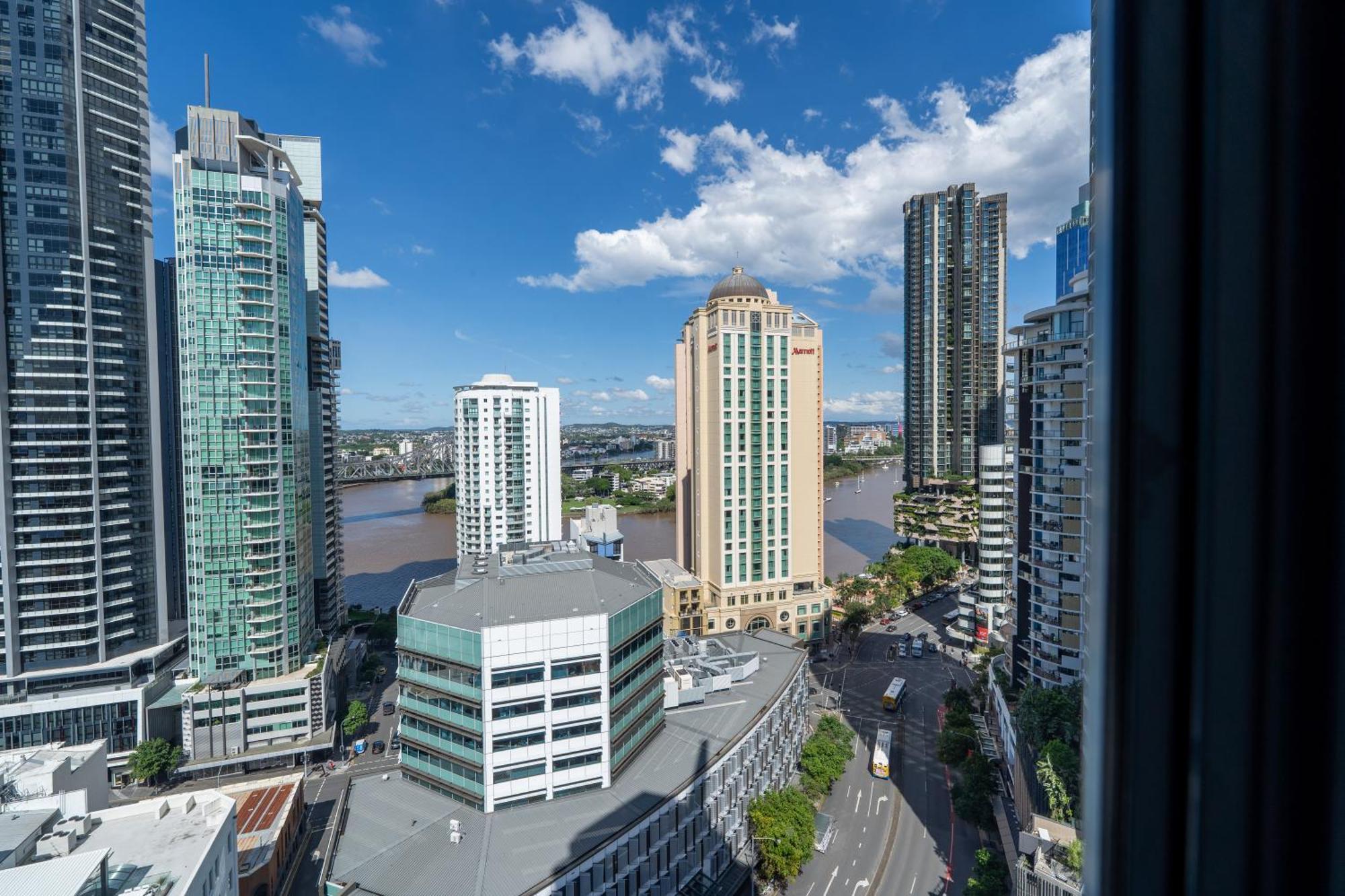 Apartment 1bed 1bath With Story Bridge And River Views, Parking, And Private Balcony Brisbane