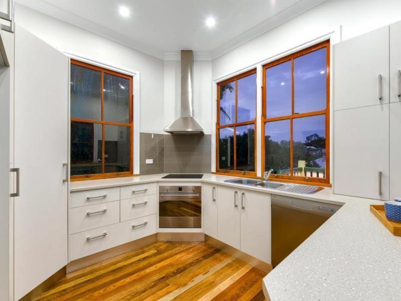 Bardon Oasis-whole House & Great Deck To Yourself Holiday home