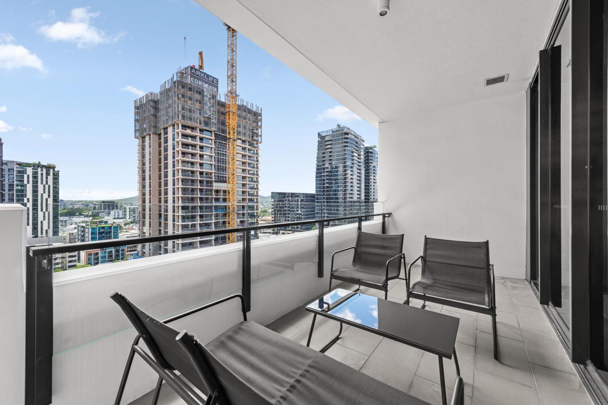 Stylish South Bank With King Bed & Huge Balcony! *