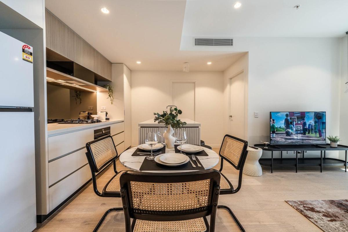 Velvet Dusk - Lv 29 Above The New Star Casino In Bne's New Land Building, Free Carpark Available For Long Bookings Brisbane