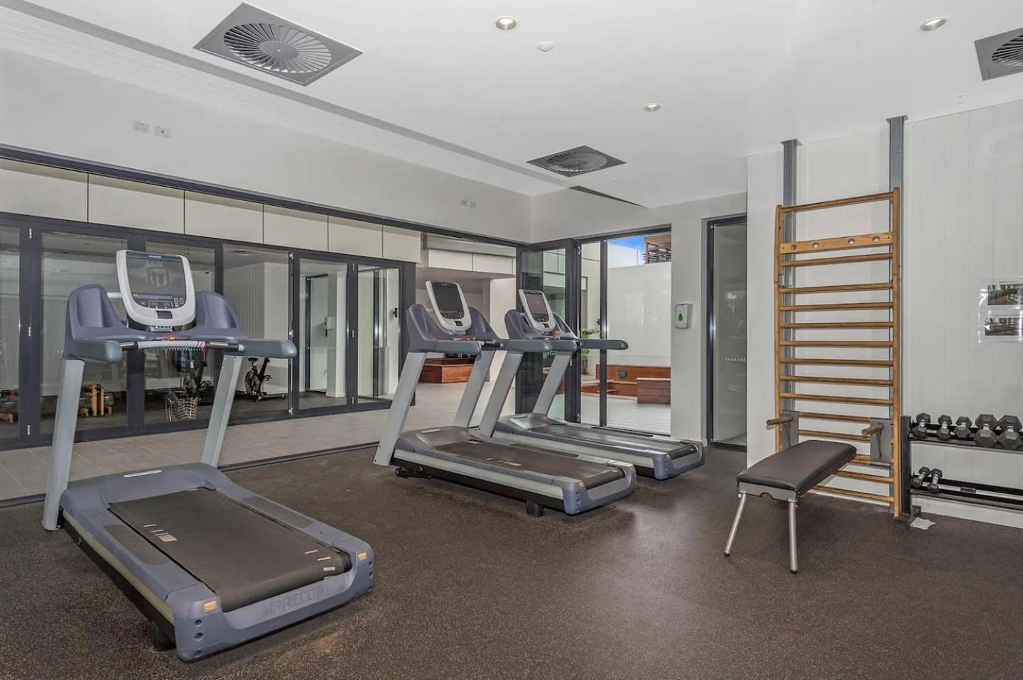Stylish With King Bed, Gym, Pool