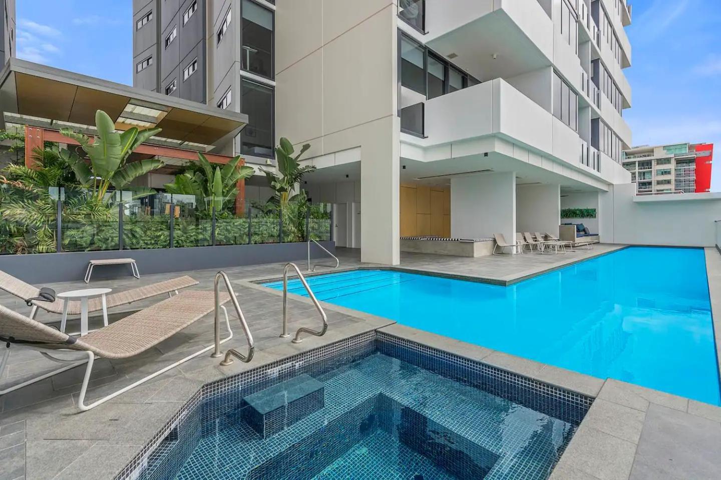 Apartment Stylish With King Bed, Gym, Pool