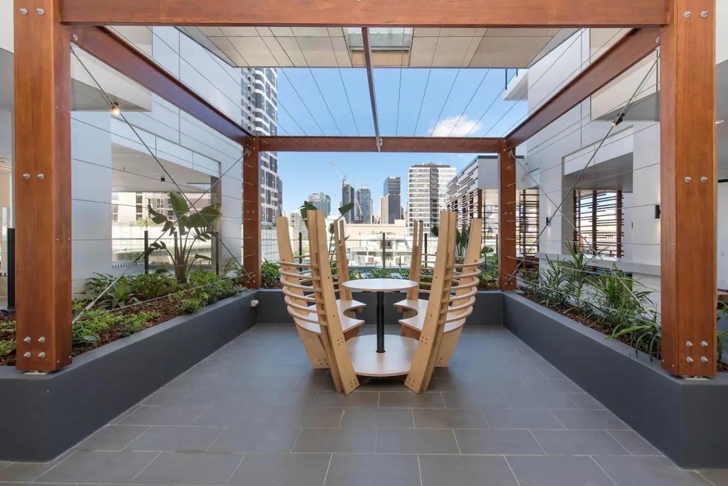 Stylish With King Bed, Gym, Pool Apartment *