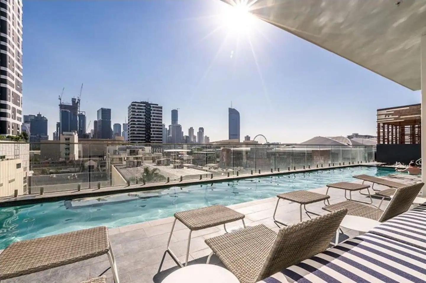 Mountain Views, King Bed, Pool, Gym & Car Park Brisbane