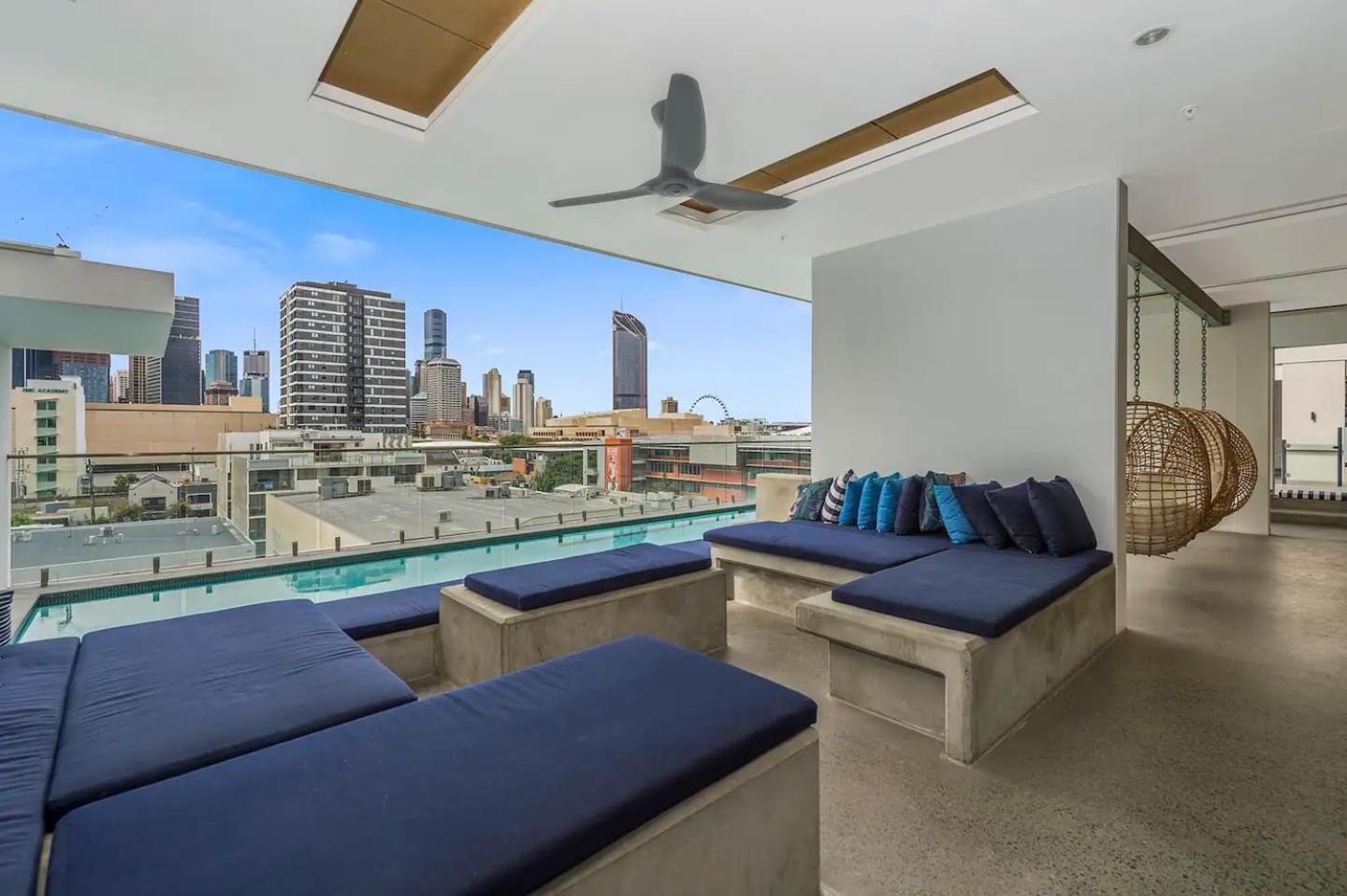 Mountain Views, King Bed, Pool, Gym & Car Park Apartment *