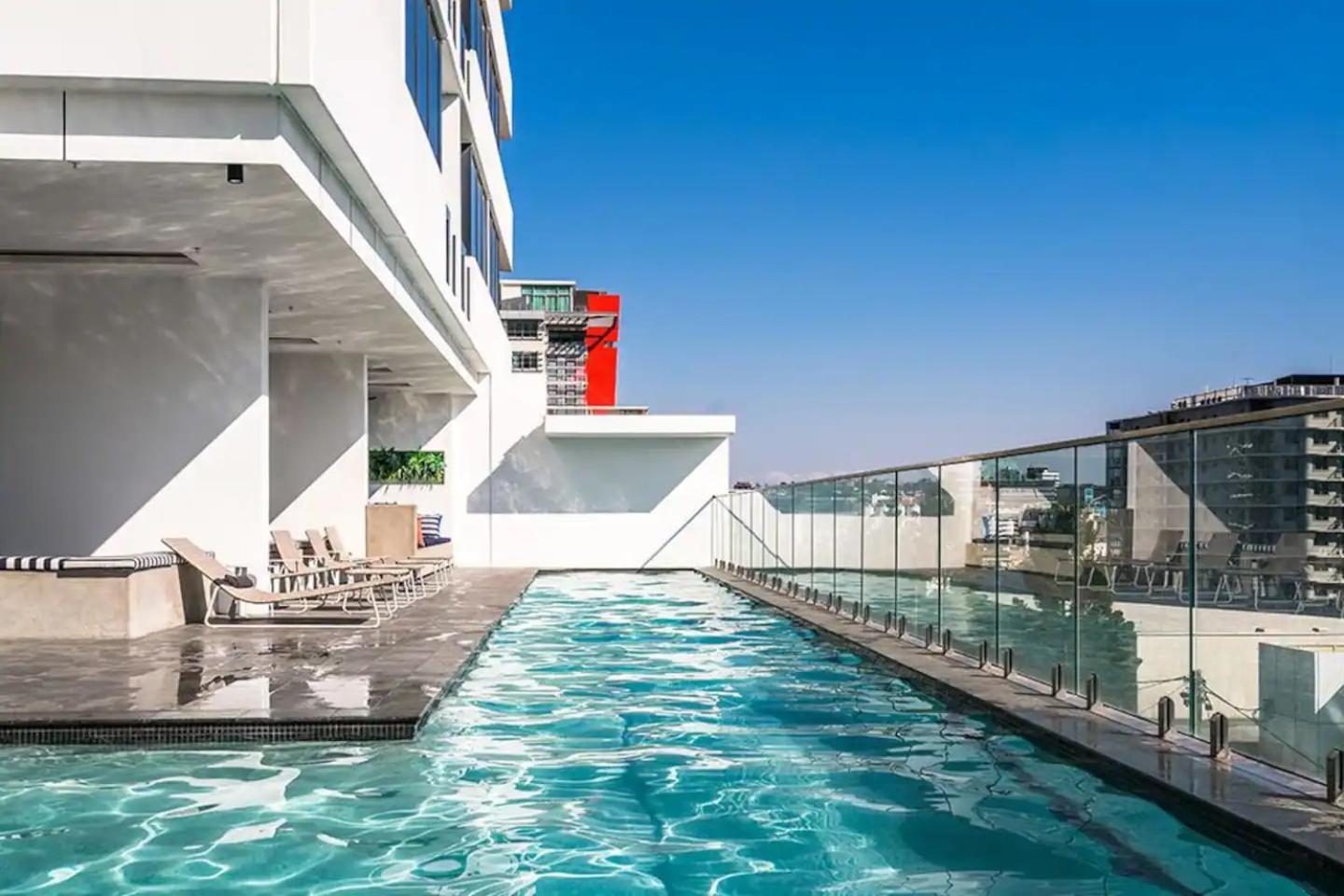 Apartment Mountain Views, King Bed, Pool, Gym & Car Park Brisbane