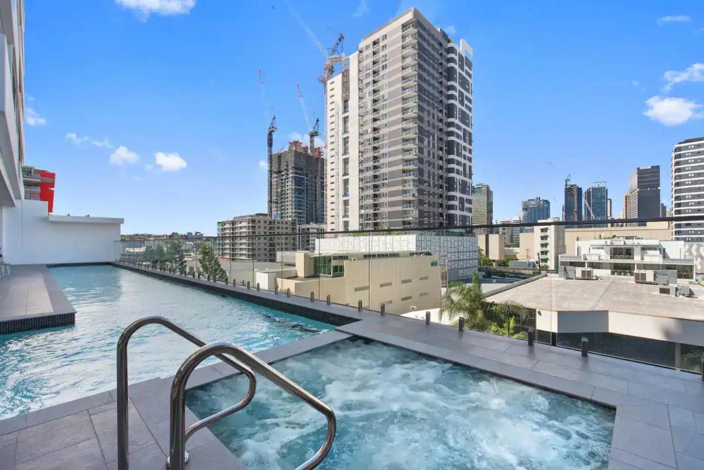 Mountain Views, King Bed, Pool, Gym & Car Park Brisbane