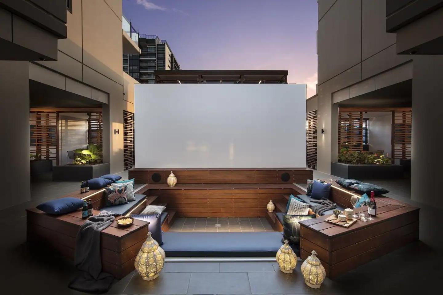 Mountain Views, King Bed, Pool, Gym & Car Park * Brisbane