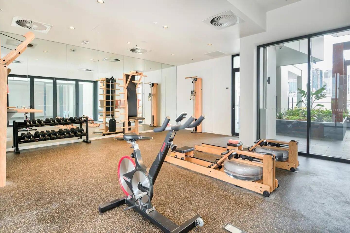 Mountain Views, King Bed, Pool, Gym & Car Park