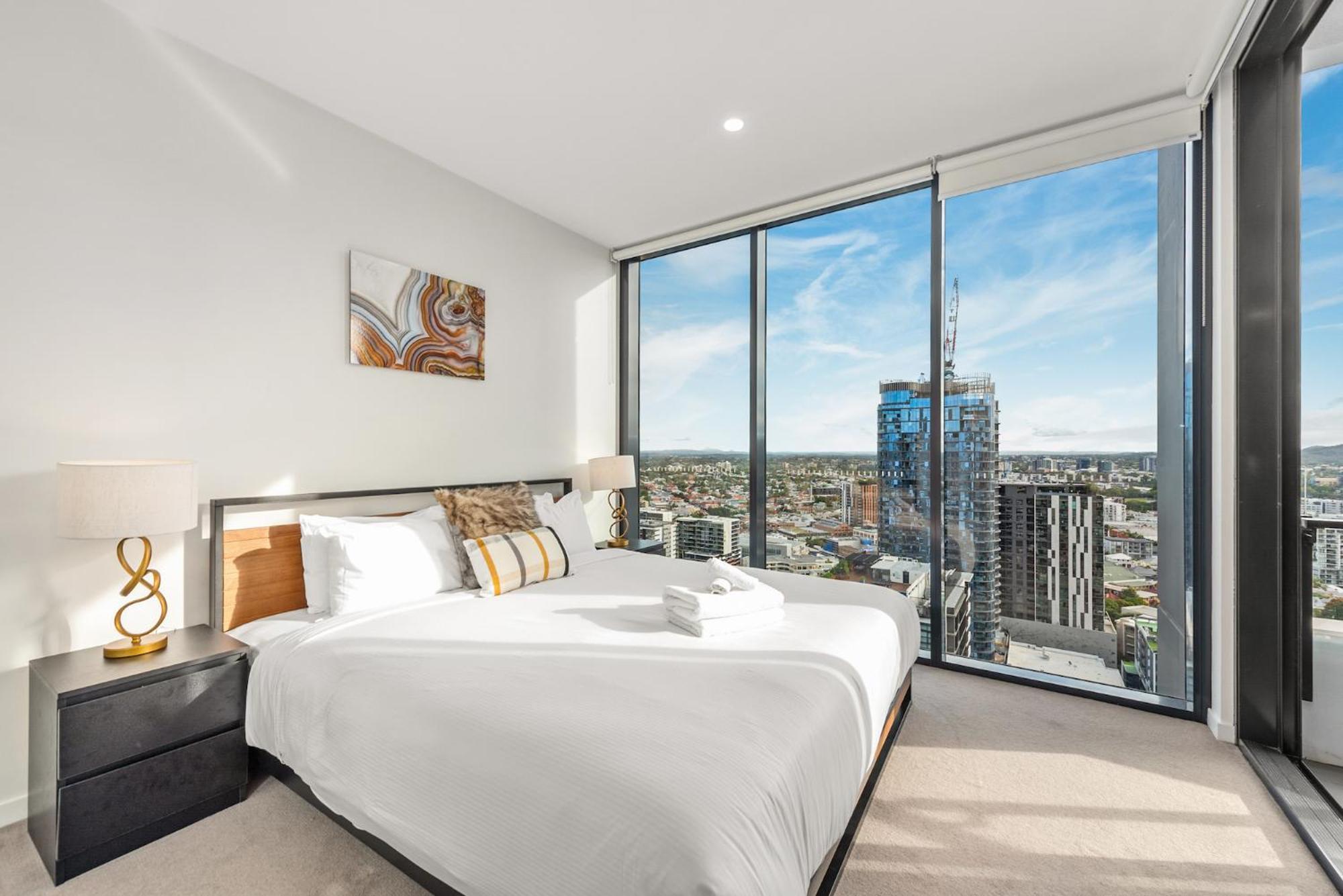 Apartment Mountain Views, King Bed, Pool, Gym & Car Park