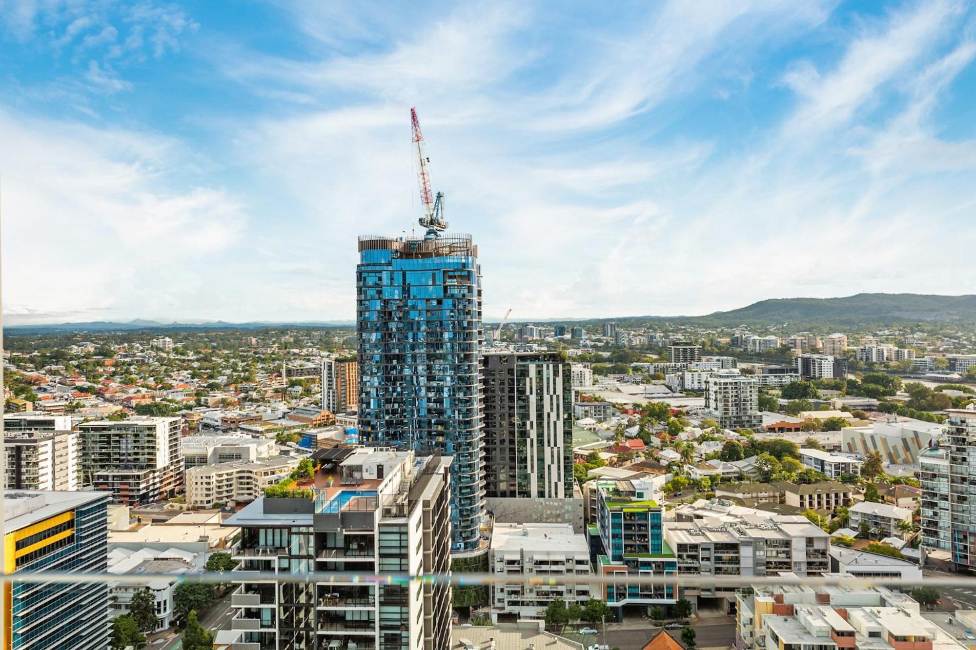 Mountain Views, King Bed, Pool, Gym & Car Park Apartment Brisbane