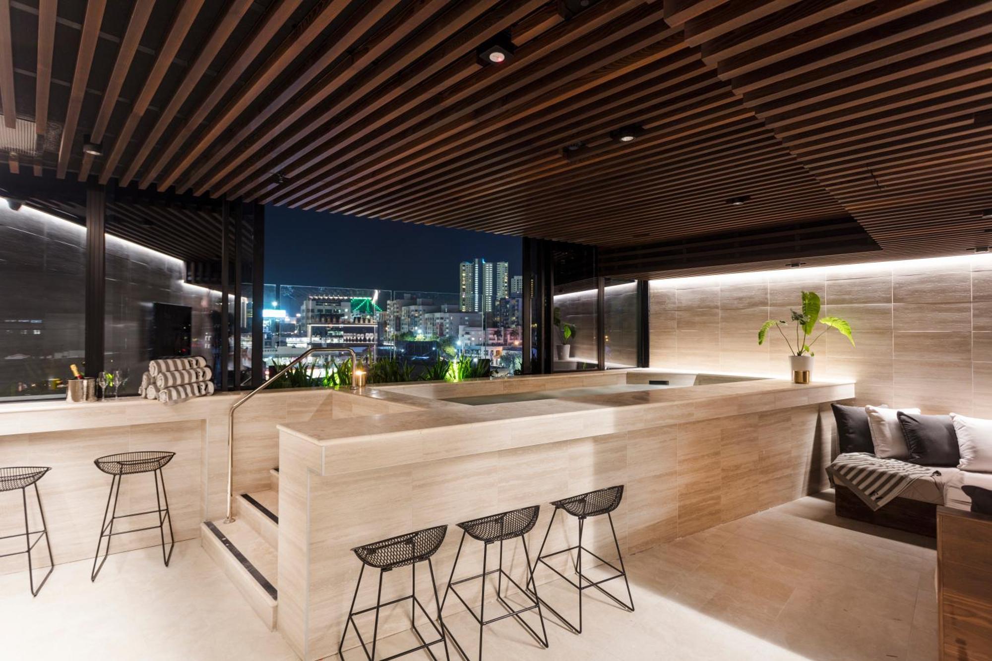 Stylish Valley Pad With Views, Huge Gym & Park * Brisbane