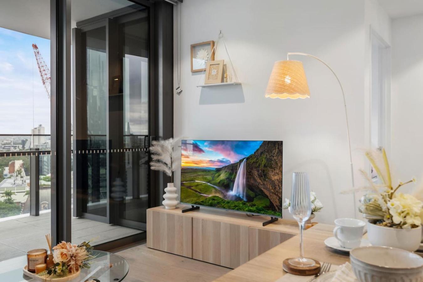 1b Queens Wharf Riverside Living Apartment
