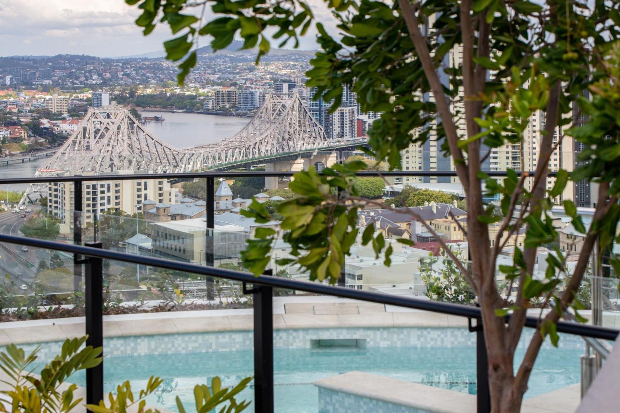 Modern Valley Pad With Rooftop Pool, Study & Parking Apartment Brisbane