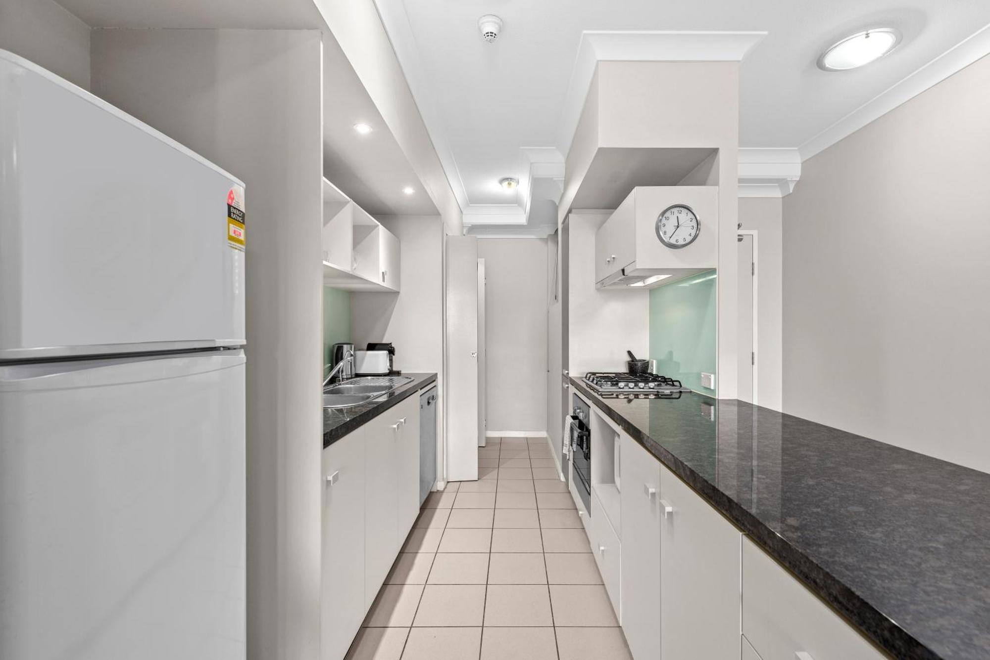 Spacious 2br Close To Uq, Shops With 2parking & Pool *