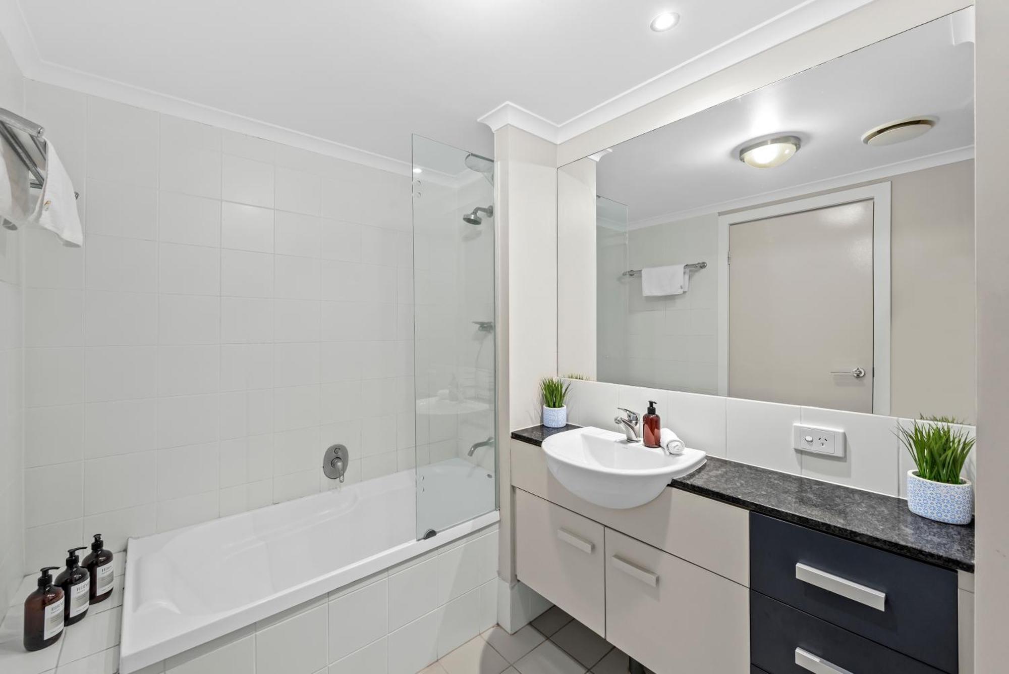 Spacious 2br Close To Uq, Shops With 2parking & Pool * Brisbane