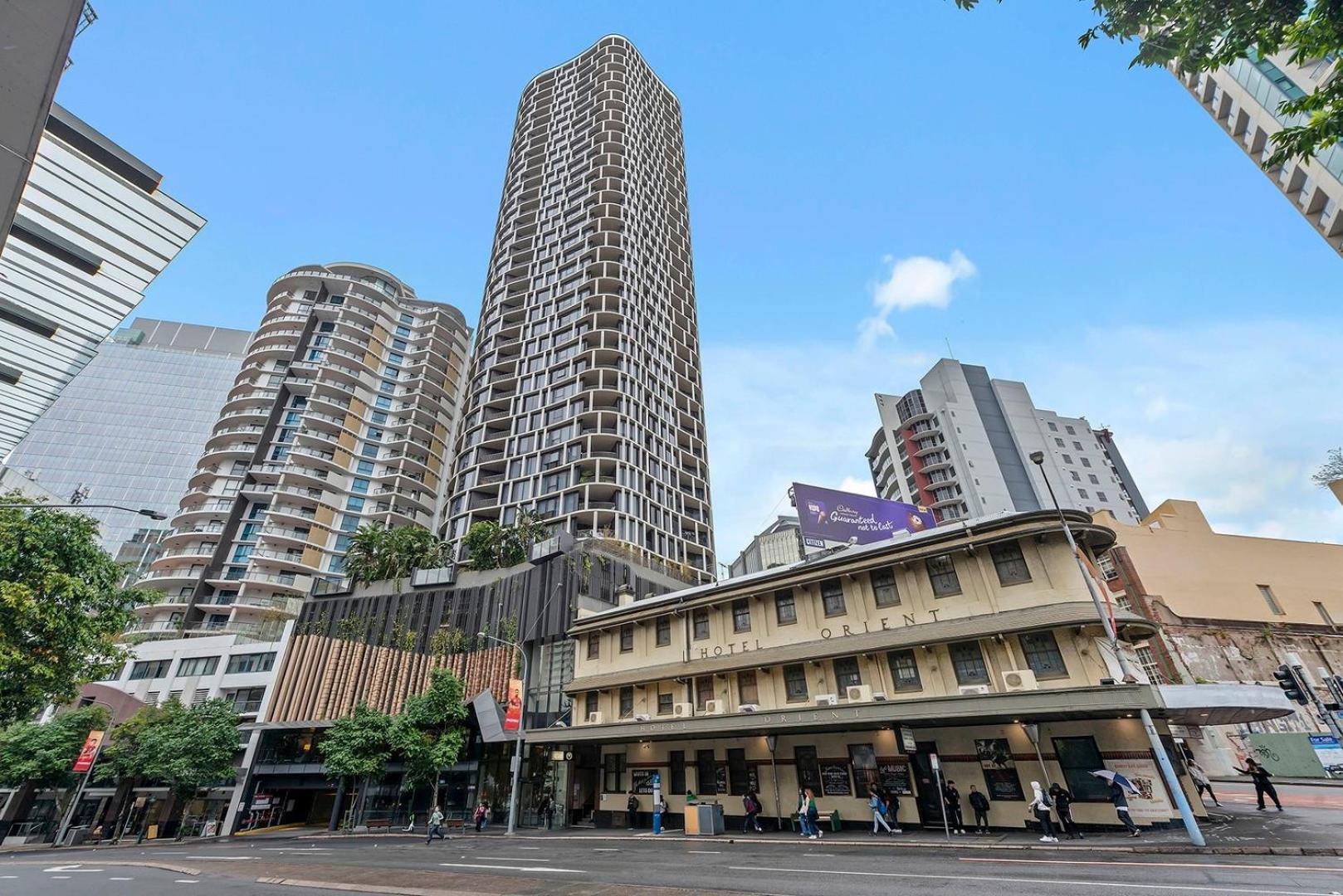 Spire - Stylish 2br - Pool, Parking & Views Apartamento *