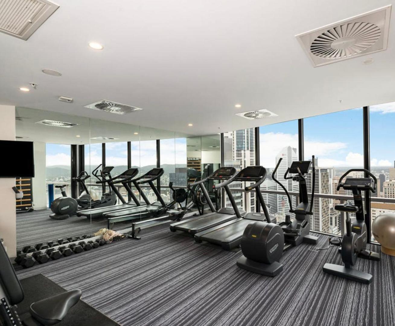 Apartamento Spire - Stylish 2br - Pool, Parking & Views *