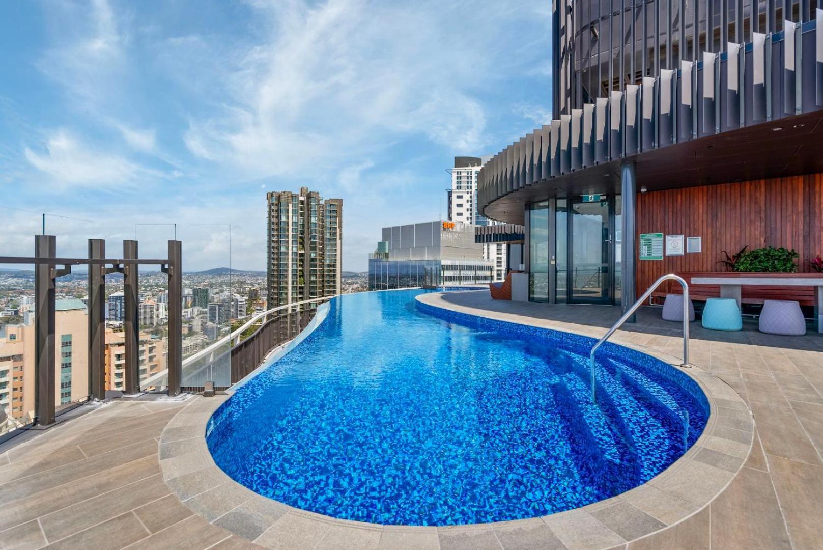 Spire - Stylish 2br - Pool, Parking & Views Apartamento *