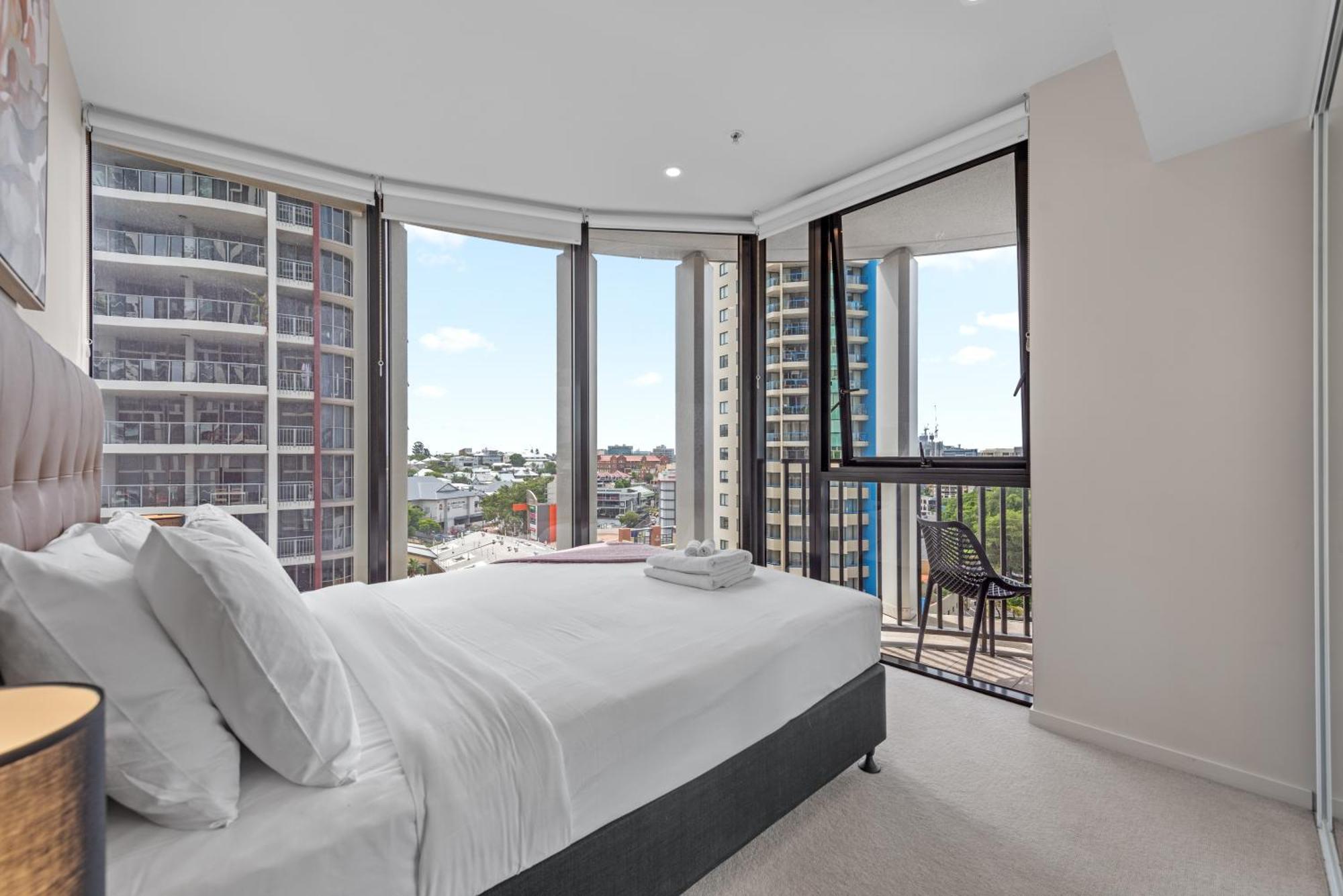 Apartamento Spire - Stylish 2br - Pool, Parking & Views