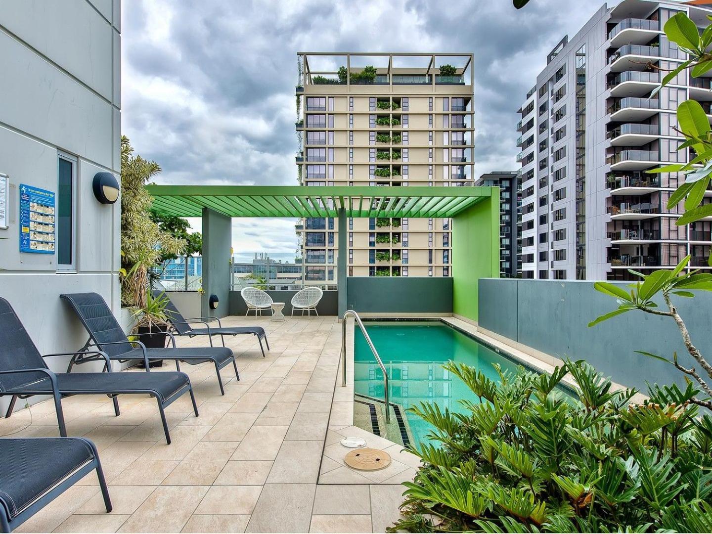 Bright & Spacious With Pool, Parking & Wi-fi Apartment