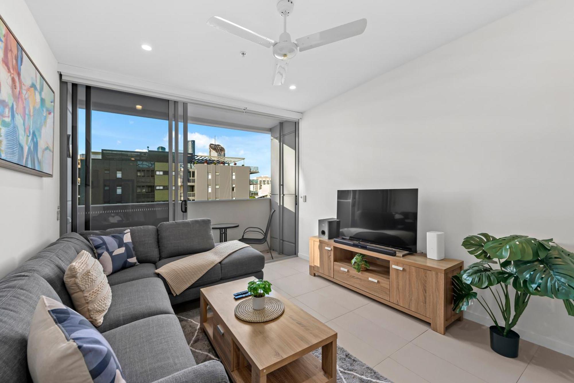 Bright & Spacious With Pool, Parking & Wi-fi Apartment *