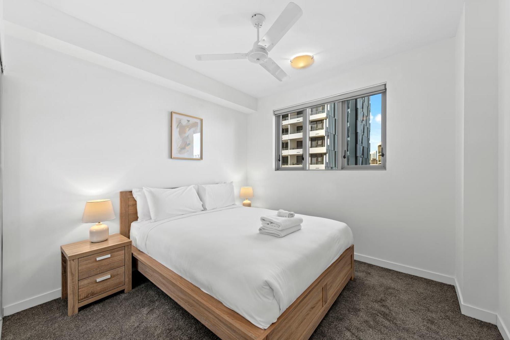 Bright & Spacious With Pool, Parking & Wi-fi Apartment Brisbane