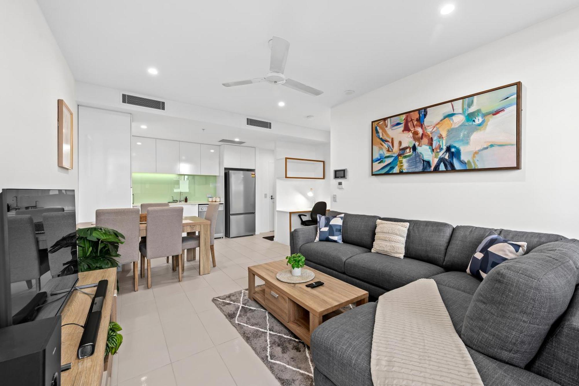 Bright & Spacious With Pool, Parking & Wi-fi Apartment