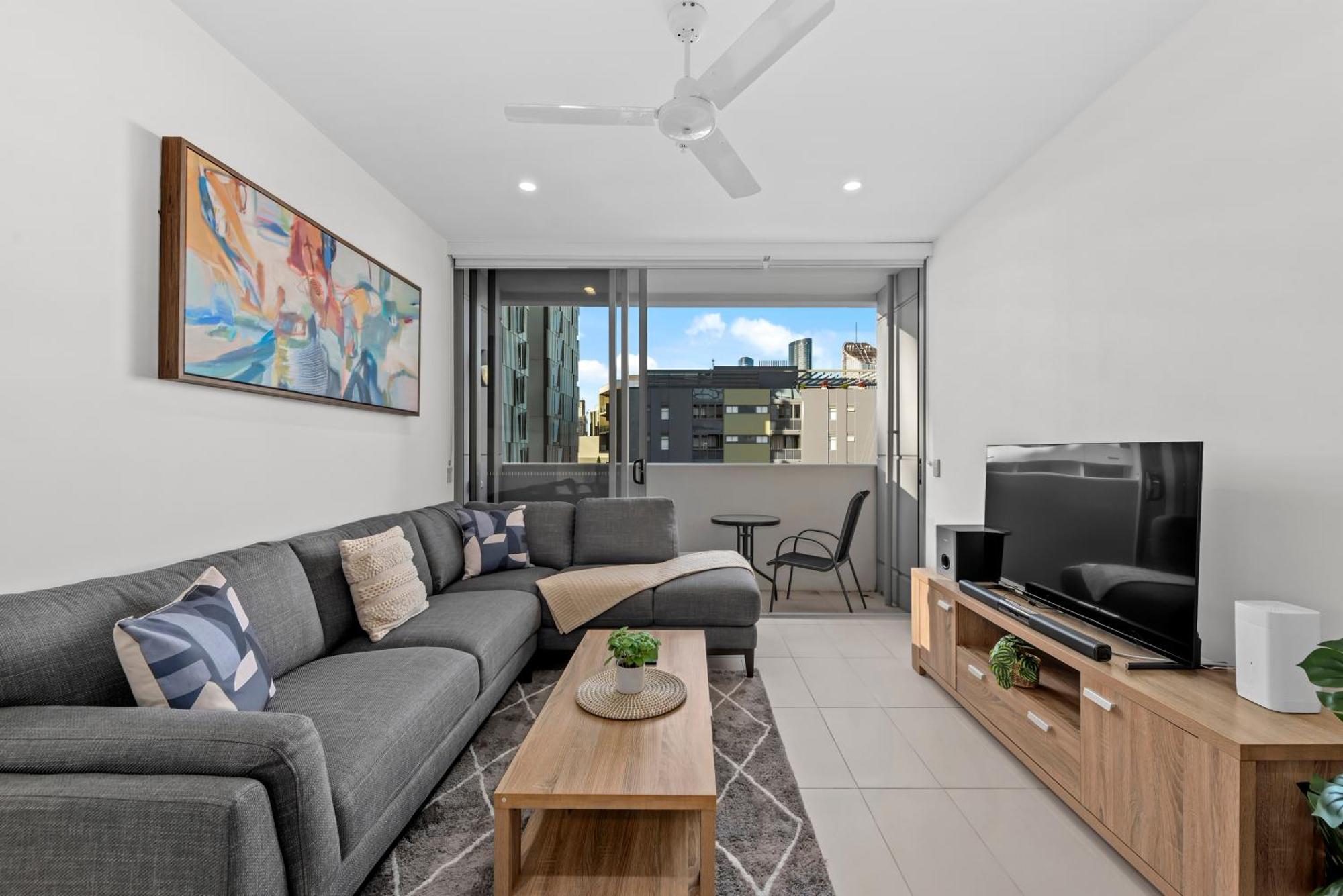Bright & Spacious With Pool, Parking & Wi-fi Apartment Brisbane