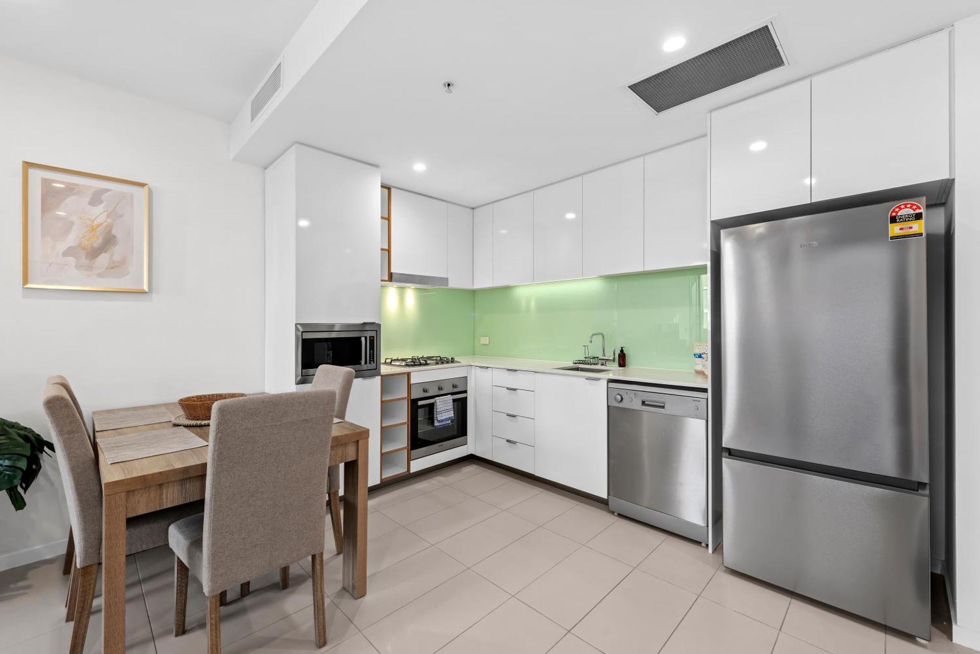 Bright & Spacious With Pool, Parking & Wi-fi *