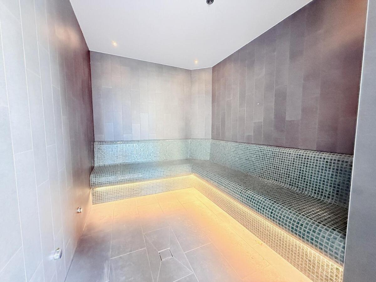 Chic 2-bed With Views & Pool At Qwr *