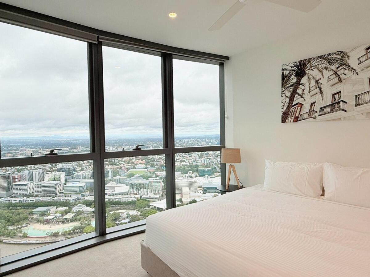 Chic 2-bed With Views & Pool At Qwr *