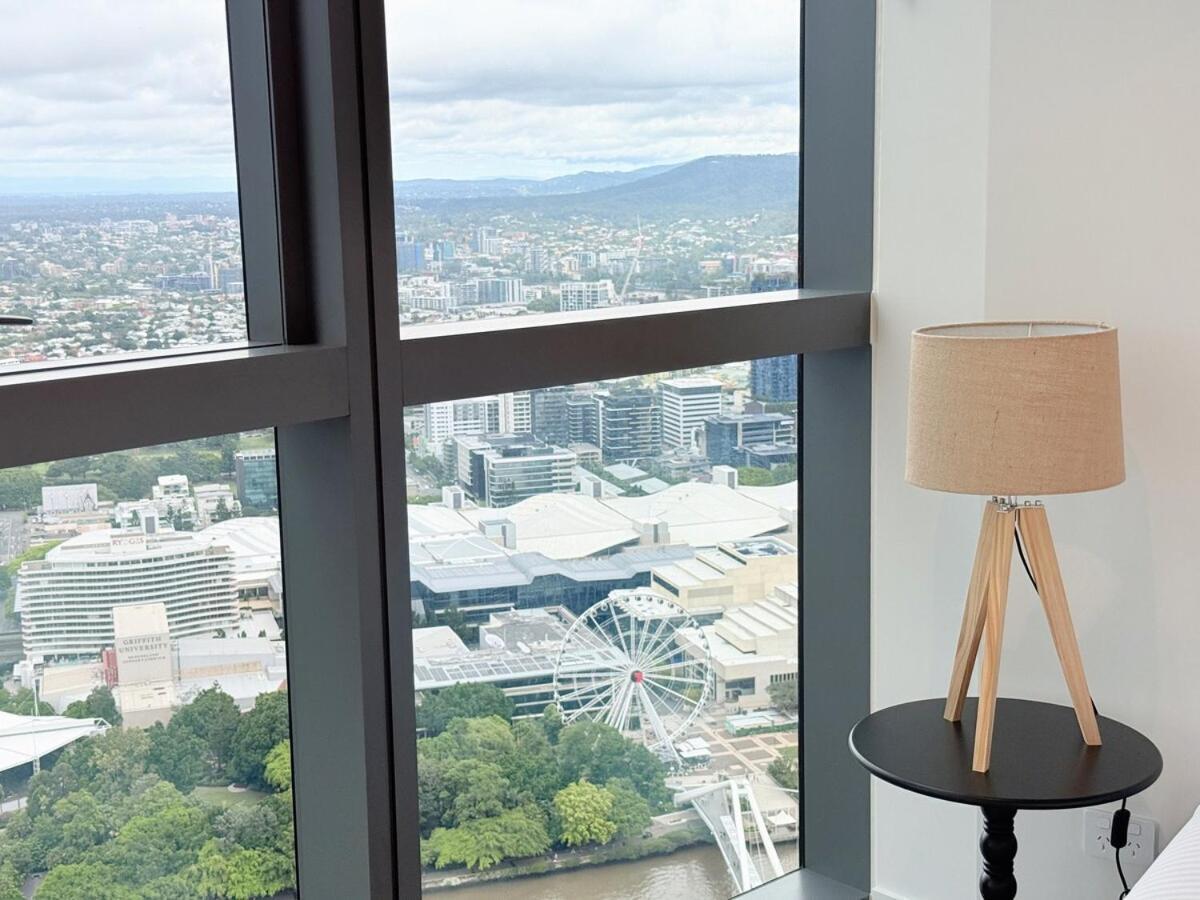 Chic 2-bed With Views & Pool At Qwr