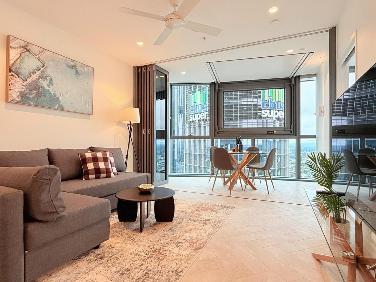 Chic 2-bed With Views & Pool At Qwr